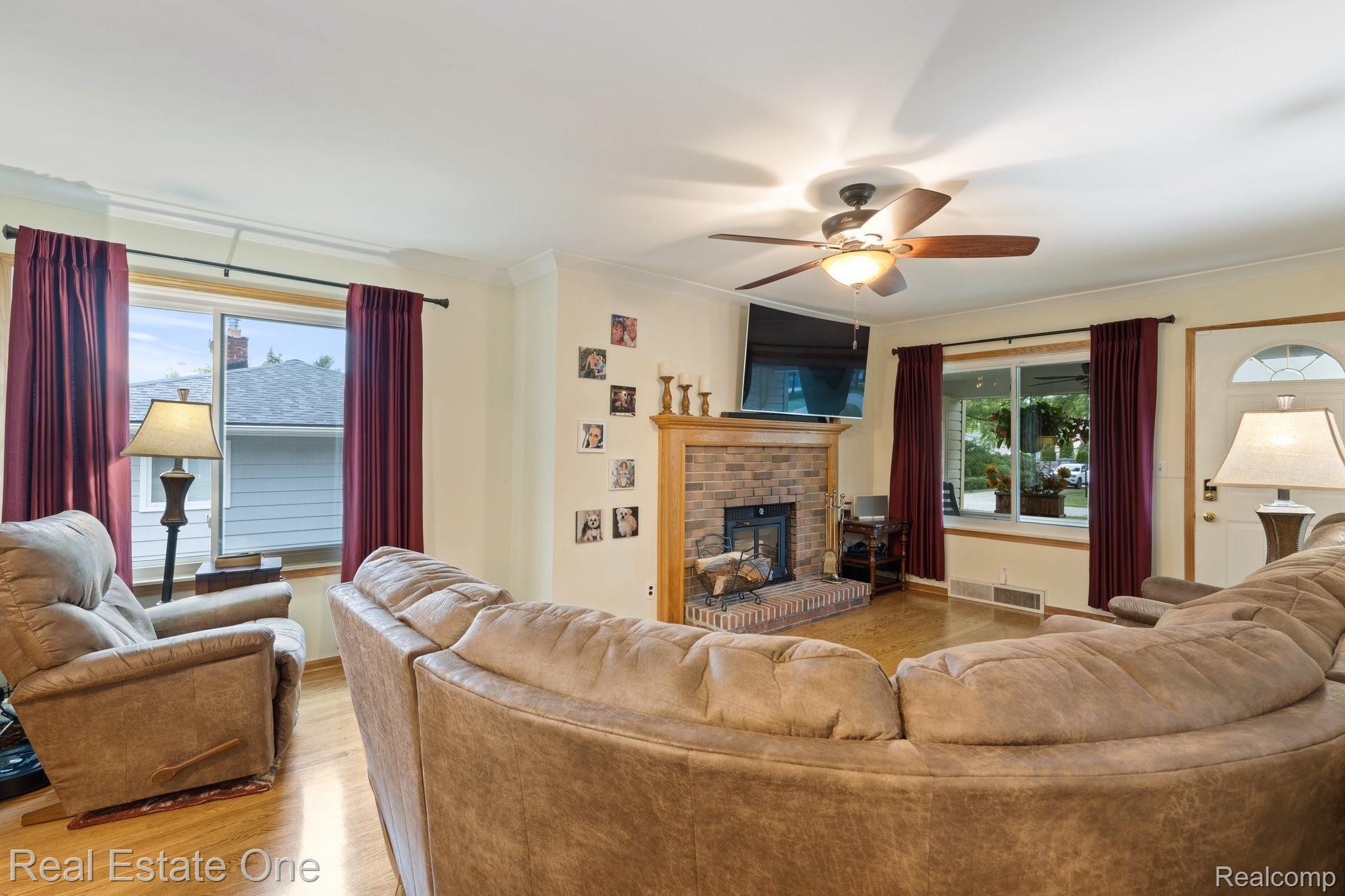 2721 Culbertson Avenue Rochester, MI 48307 - Photo 8 of 52 PLENTY OF NATURAL SUNLIGHT ADORNS THE LIVING ROOM