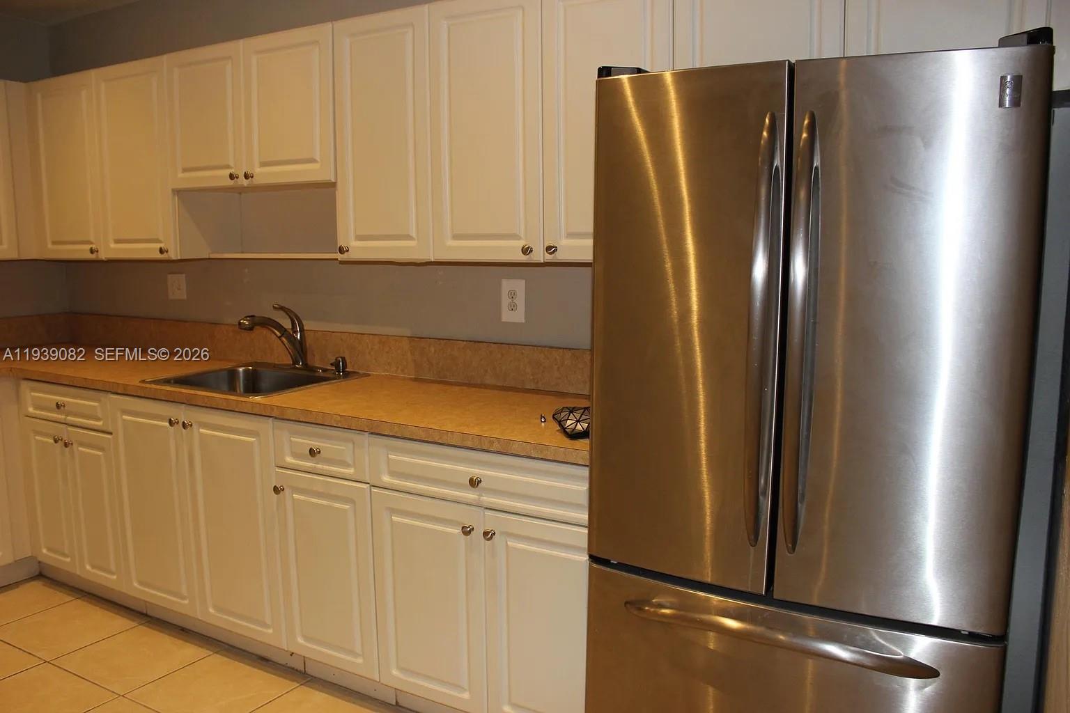 9441 Southwest 76th Street, Unit V33 Miami, FL 33173 - Photo 5 of 21 a kitchen with appliances and cabinets