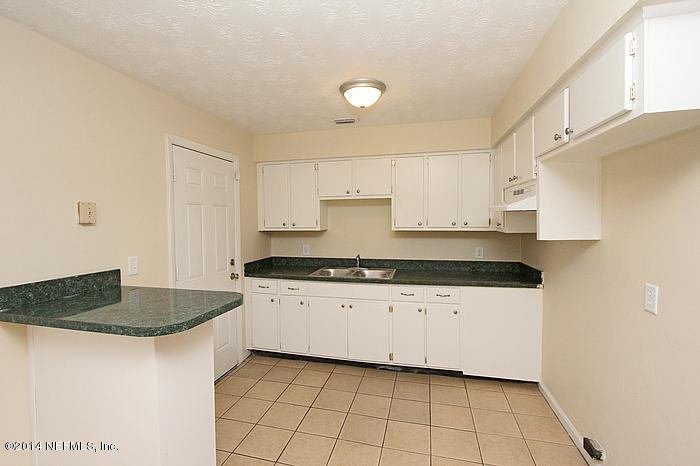 5004 Foxboro Road Jacksonville, FL 32208 - Photo 5 of 10 kitchen_700