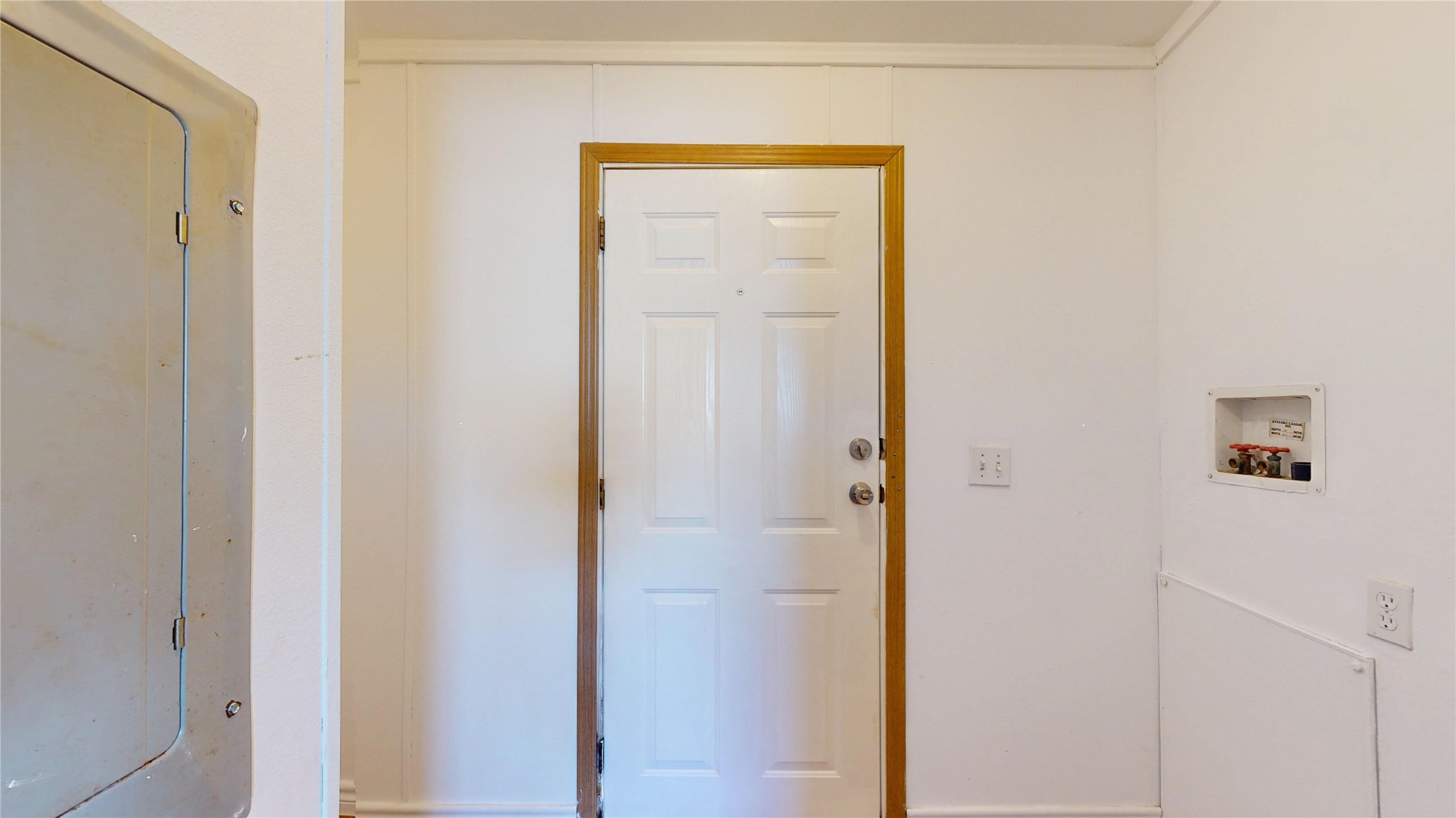 435 16th Street San Leon, TX 77539 - Photo 20 of 44 a view of a hallway