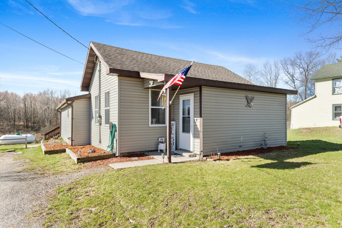 517 West Fenwick Road Fenwick, MI 48834 - Photo 3 of 25 https___photoreal.io_wp-content_photorea