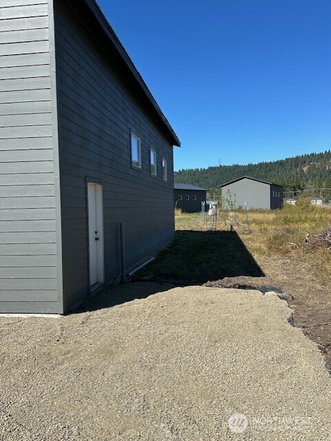 521 3 Lakes Road Cle Elum, WA 98922 - Photo 5 of 9 a view of a backyard of the house