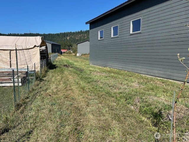 521 3 Lakes Road Cle Elum, WA 98922 - Photo 6 of 9 a backyard of a house with lots of green space