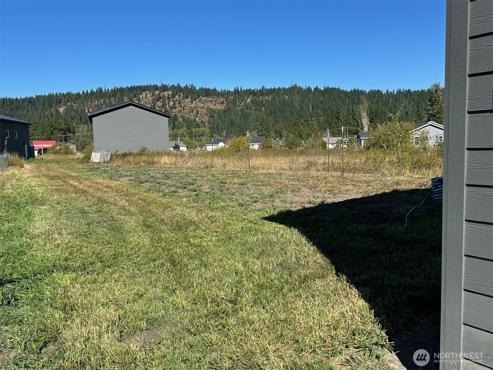 521 3 Lakes Road Cle Elum, WA 98922 - Photo 7 of 9 a view of a lake from a yard