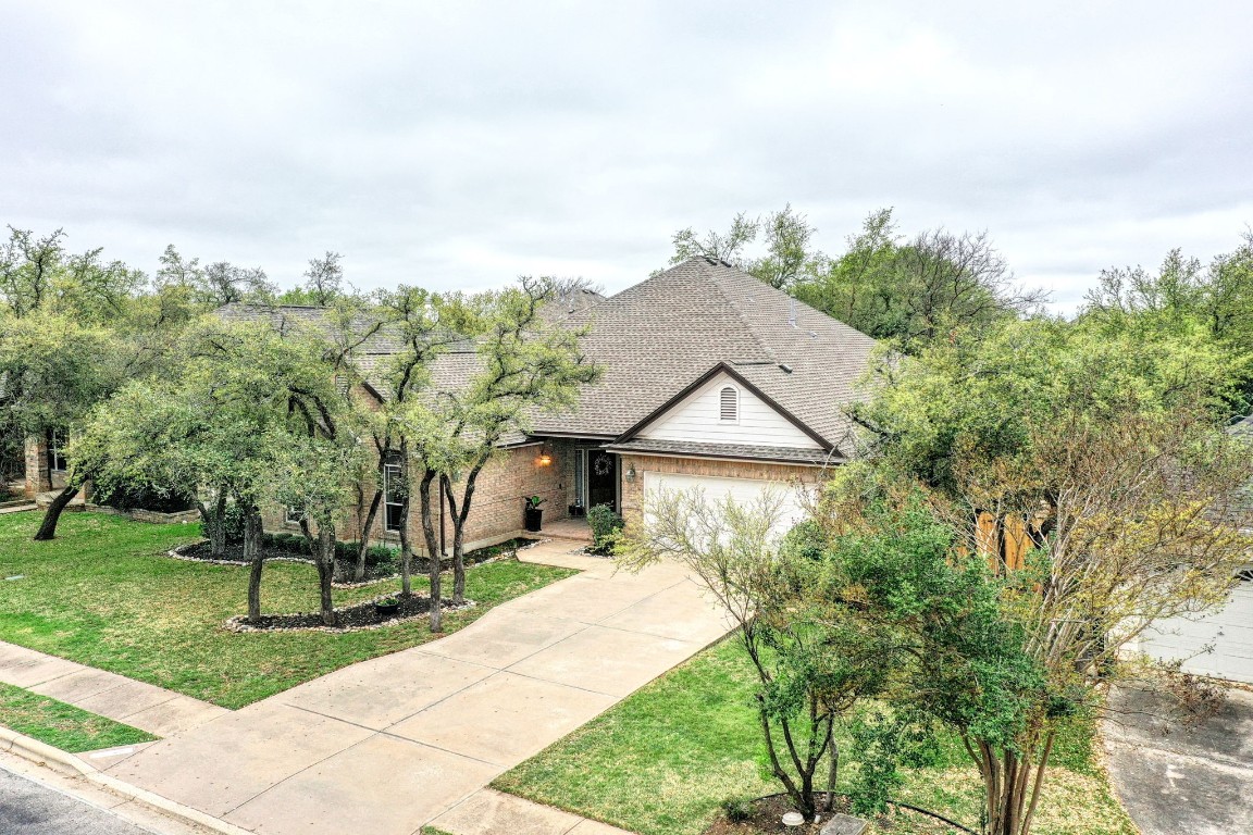 Come see this amazing 3bd/3bth+flex+screened patio home on a 70 ft wide lot. This home offers a beautiful lush landscape, large shady trees, a car garage, and an oversized driveway!