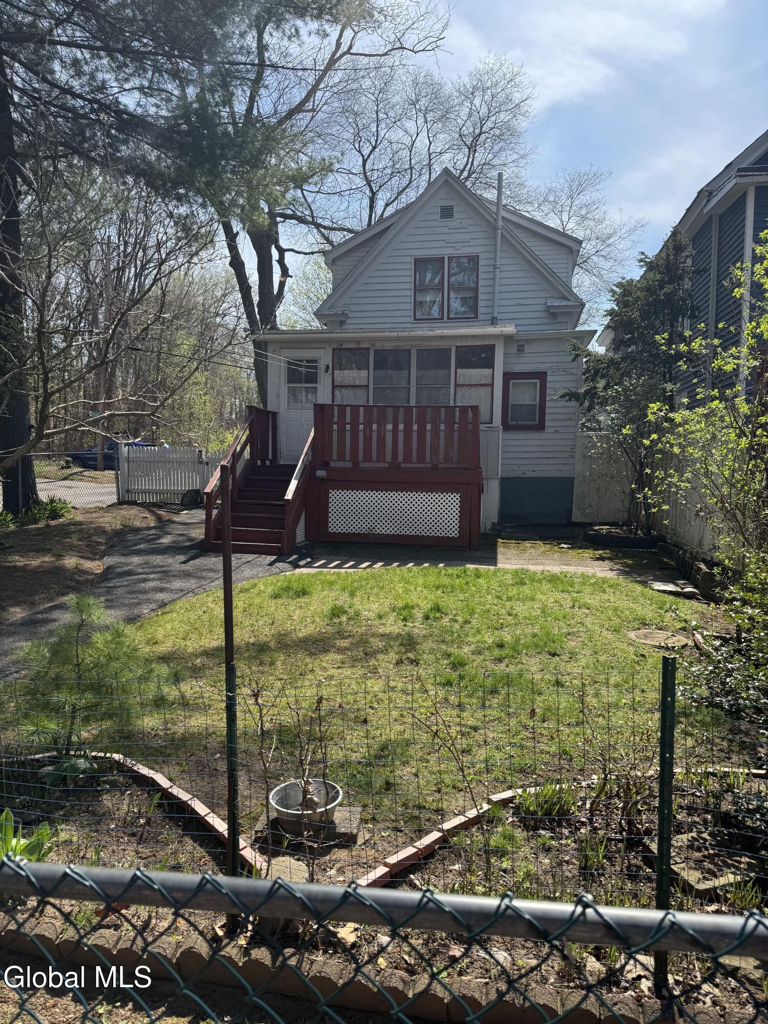 35 Cornell Street Schenectady, NY 12304 - Photo 5 of 18 5