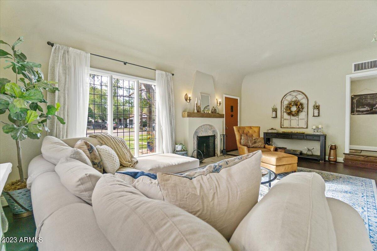 514 West Palm Lane Phoenix, AZ 85003 - Photo 11 of 36 Living Room IV