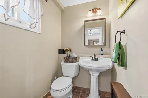 $959,000 | 62 Eileen Avenue, Plainview, NY 11803