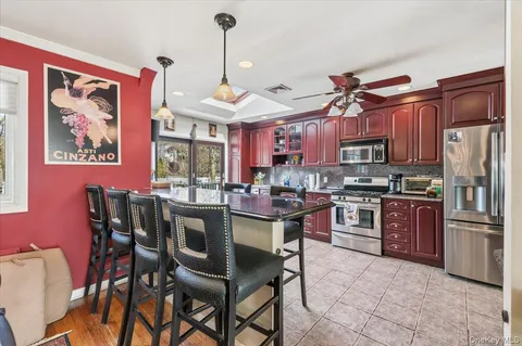 $959,000 | 62 Eileen Avenue, Plainview, NY 11803