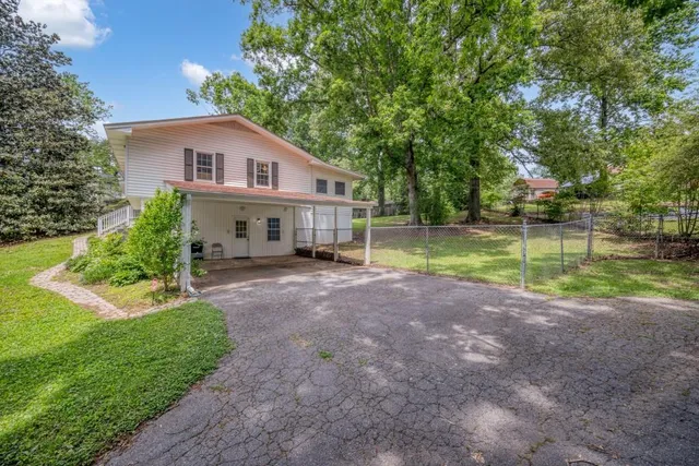 a view of a house with a yard