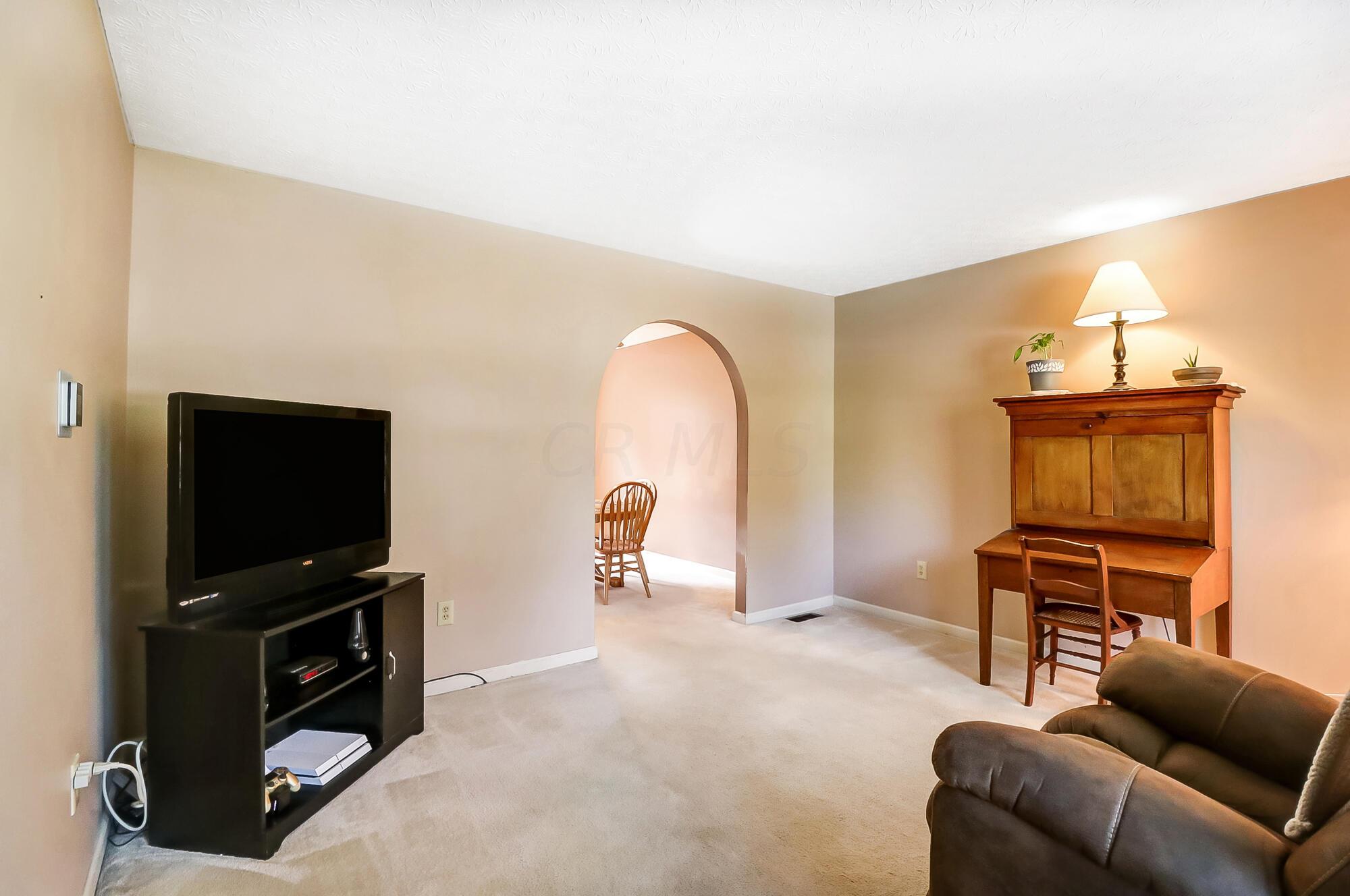 110 Kettering Bend Delaware, OH 43015 - Photo 6 of 28 110 Kettering Bend - Living Room