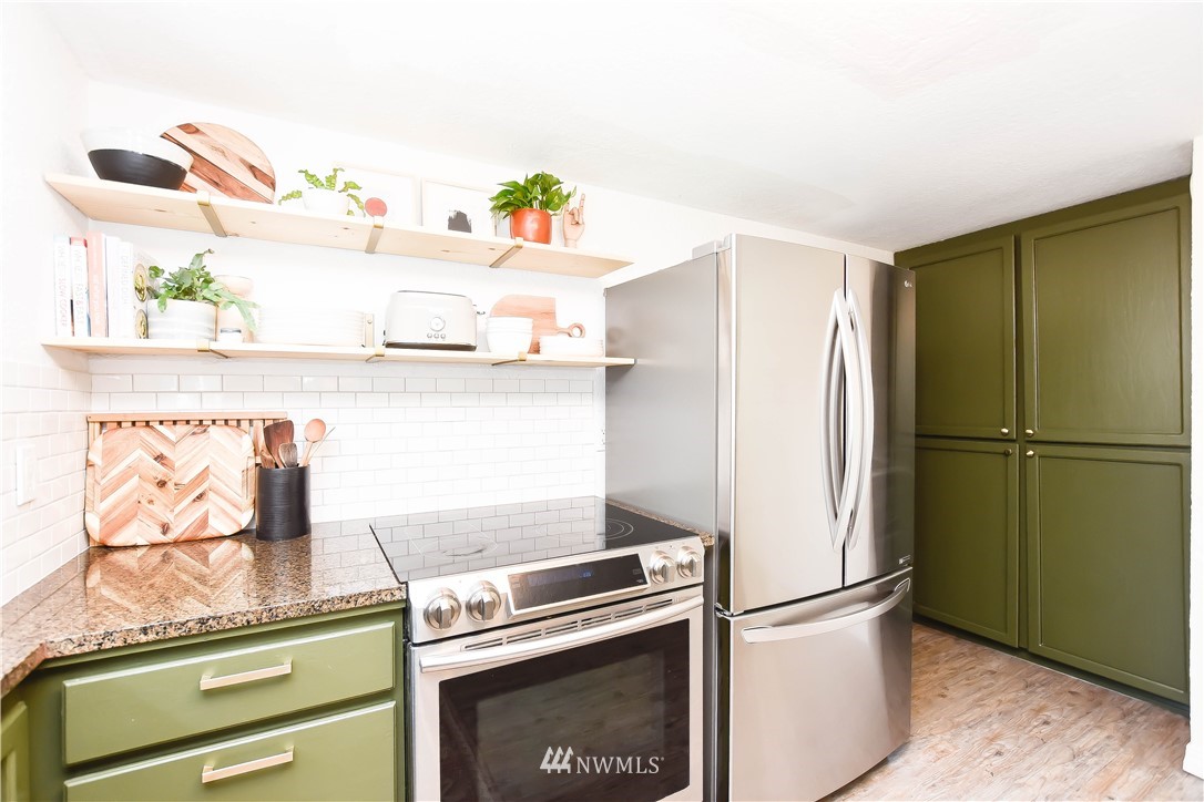 14516 Connelly Road Snohomish, WA 98296 - Photo 11 of 40 a kitchen with a refrigerator and a stove