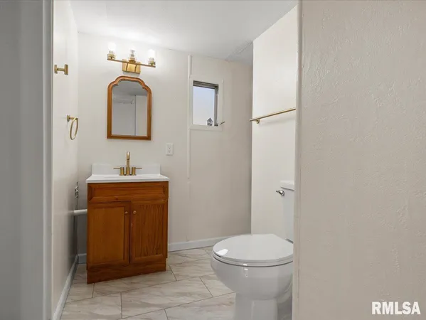$299,000 | 1515 Lake Shore Drive South, Goreville, IL 62939