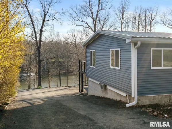 $299,000 | 1515 Lake Shore Drive South, Goreville, IL 62939