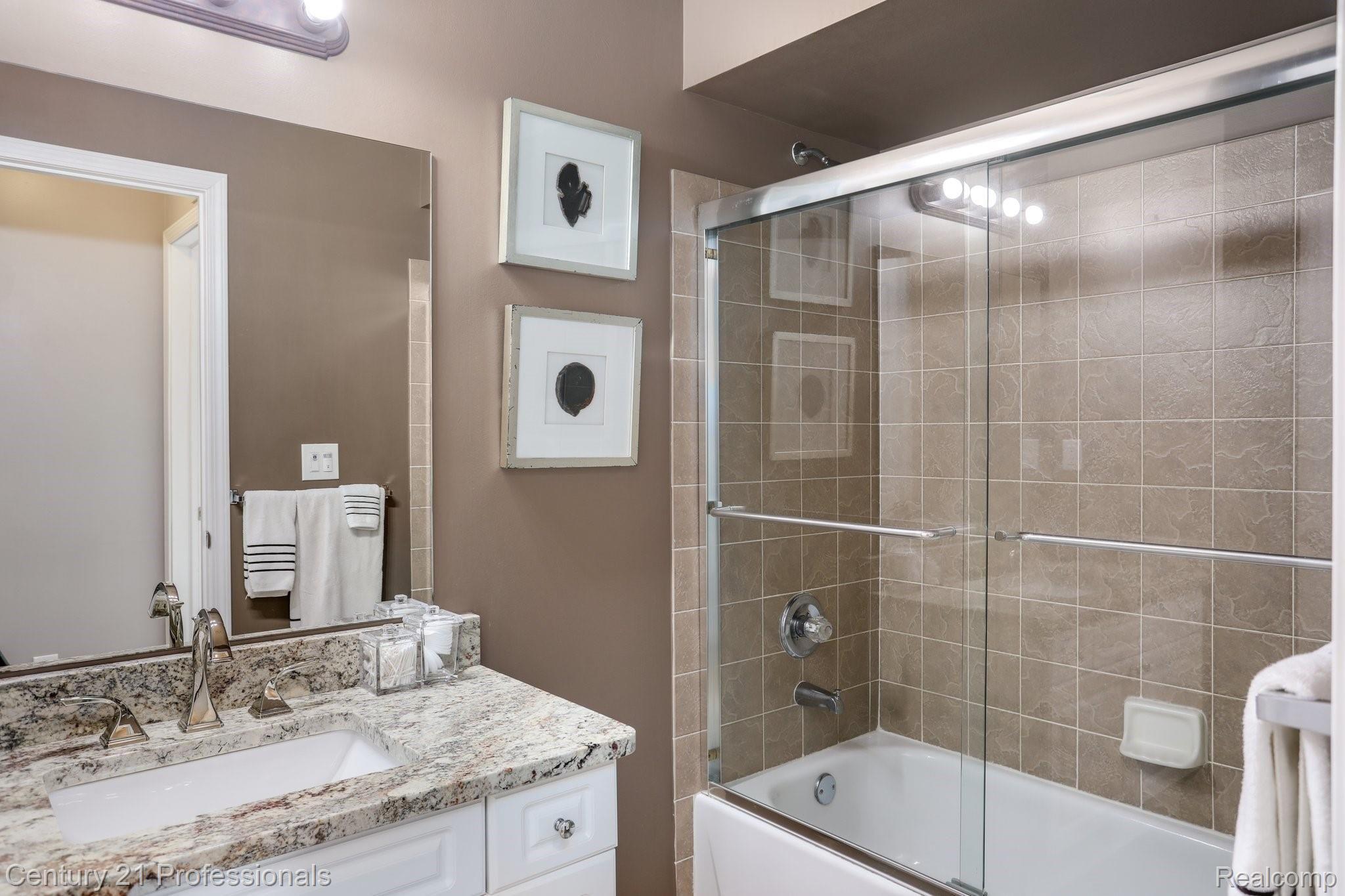 3601 Oakmonte Boulevard Rochester, MI 48306 - Photo 14 of 29 19-web-or-mls-3601 Oakmonte Boulevard Oakland Charter Township0019.jpg