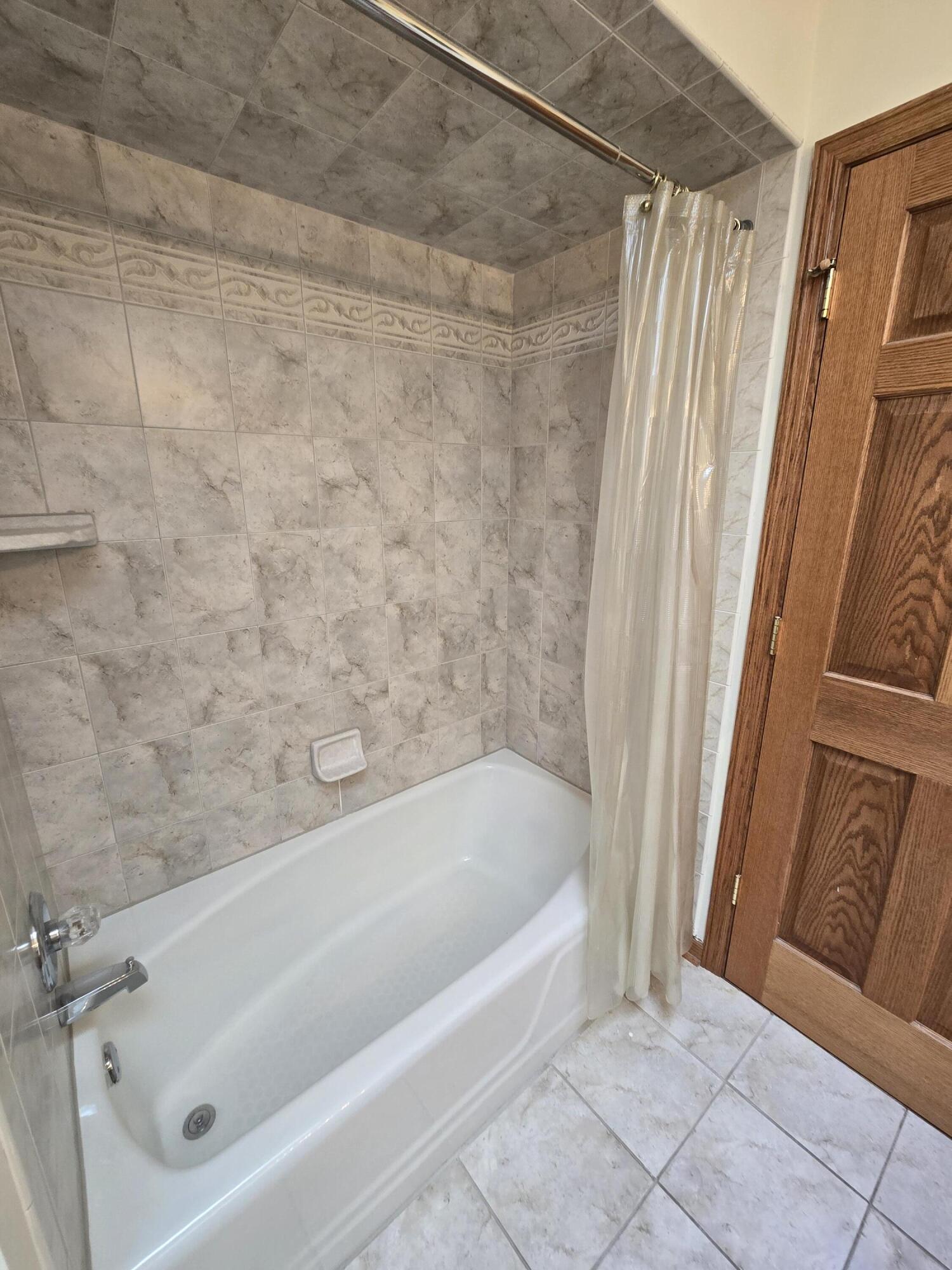 1828 Wren Drive Munster, IN 46321 - Photo 13 of 36 a bathroom with a bathtub