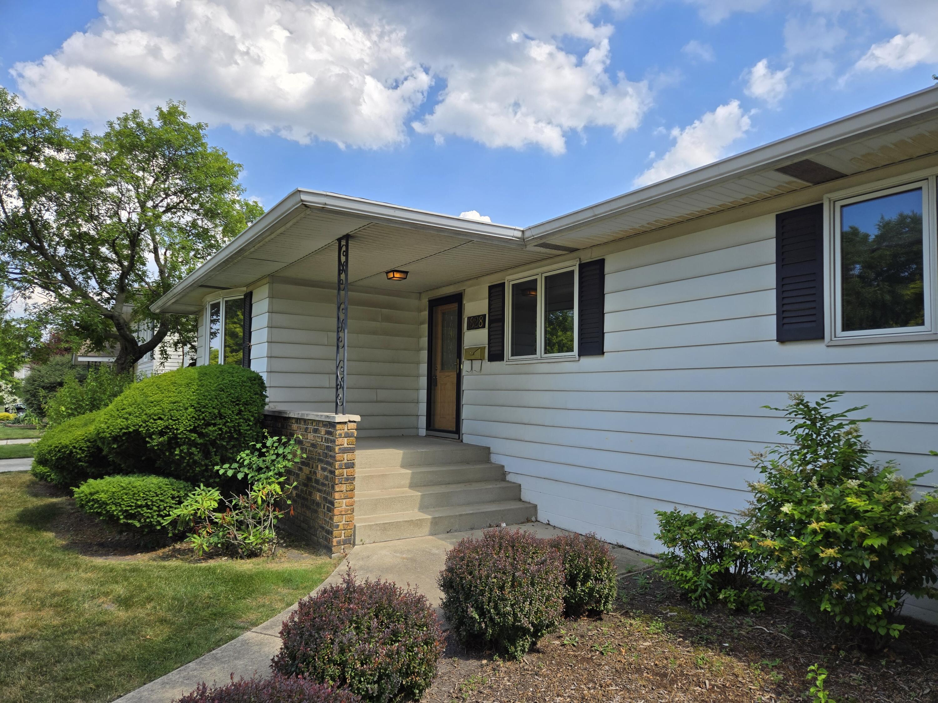 1828 Wren Drive Munster, IN 46321 - Photo 2 of 36 a front view of a house with garden