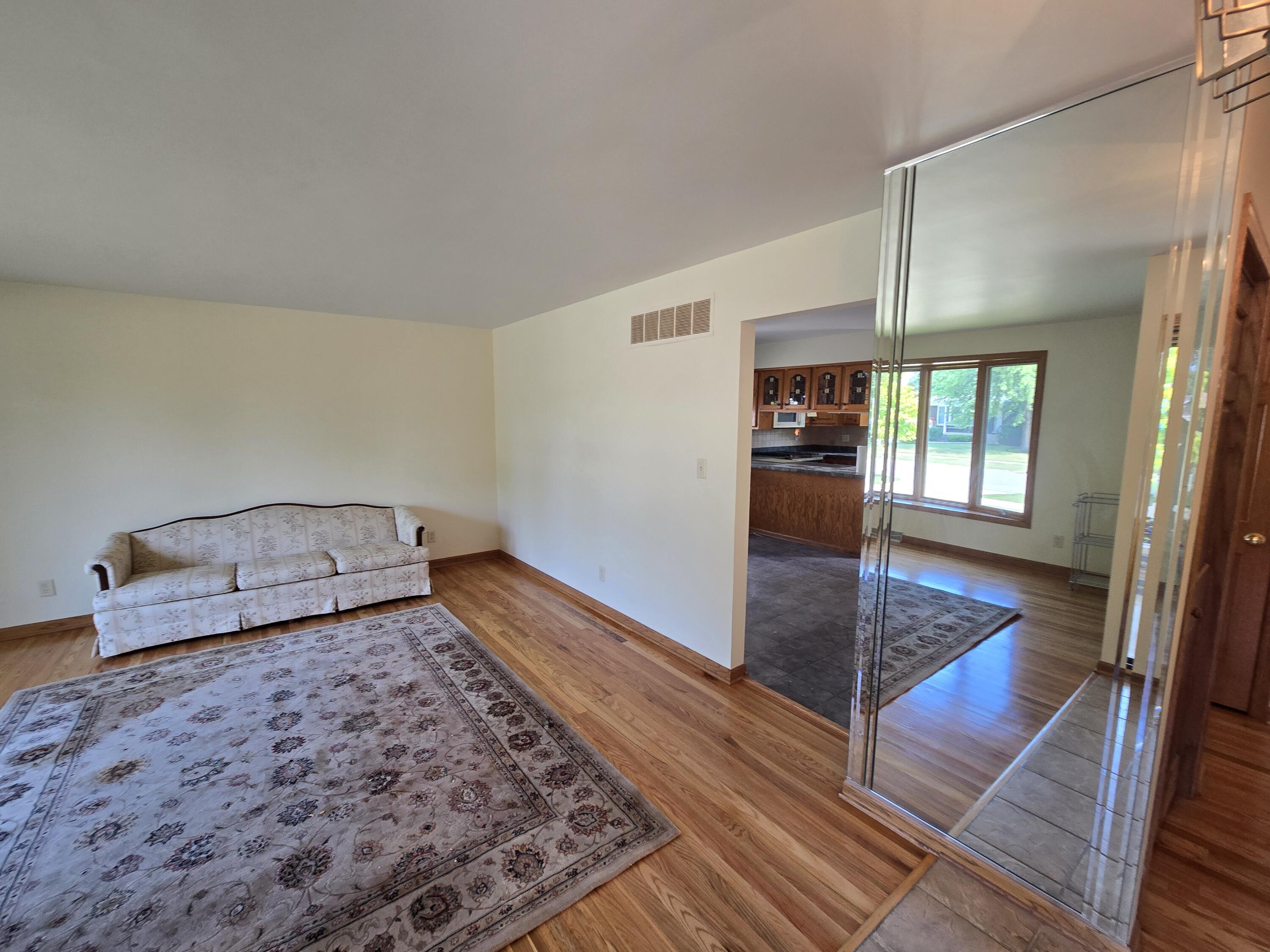 1828 Wren Drive Munster, IN 46321 - Photo 5 of 36 a living room with couch
