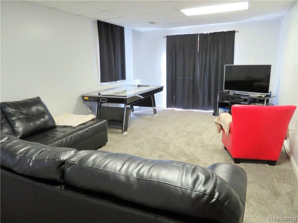 2663 Fisk Road Howell, MI 48843 - Photo 25 of 31 LL family room.JPG