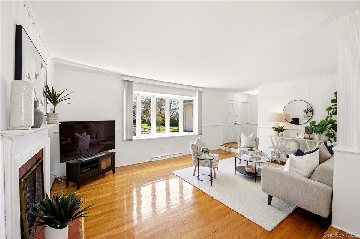 247 Croydon Road Yonkers, NY 10710 - Photo 13 of 49 Livingroom. Bay window.