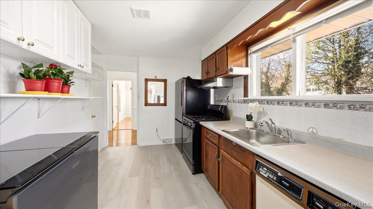 247 Croydon Road Yonkers, NY 10710 - Photo 29 of 49 Great layout and spacious kitchen.