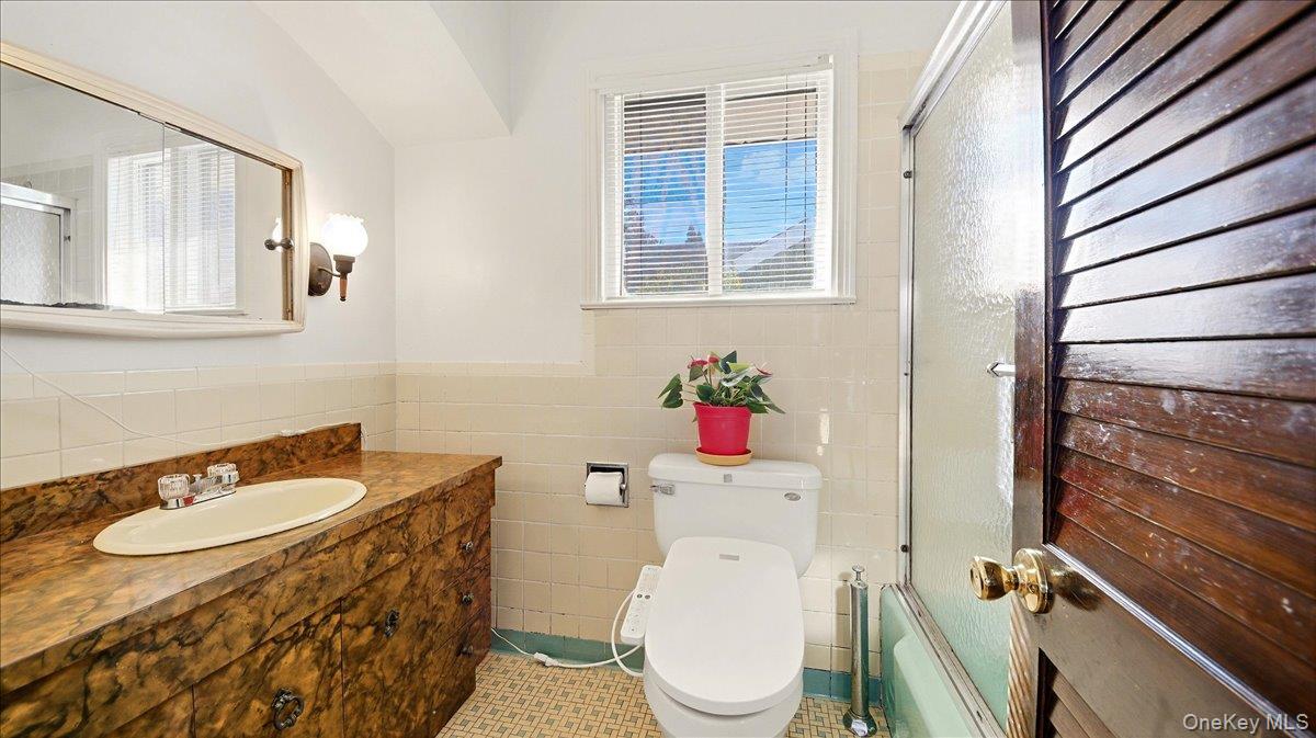 247 Croydon Road Yonkers, NY 10710 - Photo 31 of 49 Primary Bedroom En Suite Bathroom