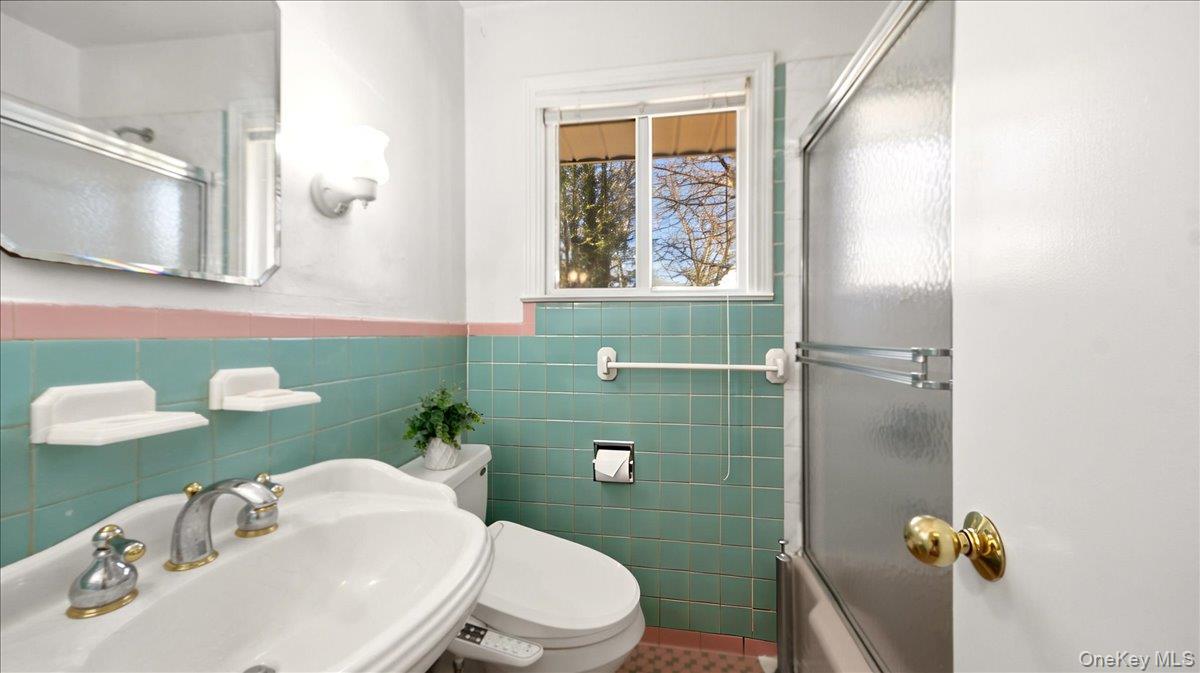 247 Croydon Road Yonkers, NY 10710 - Photo 32 of 49 2nd Full Bathroom