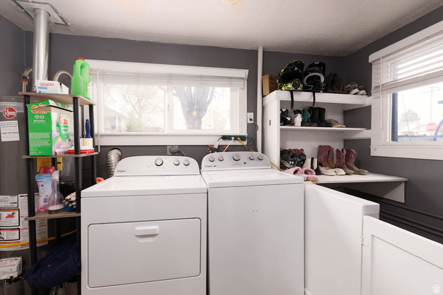 197 West 100 South Redmond, UT 84652 - Photo 15 of 41 Laundry area featuring gas water heater and independent washer and dryer