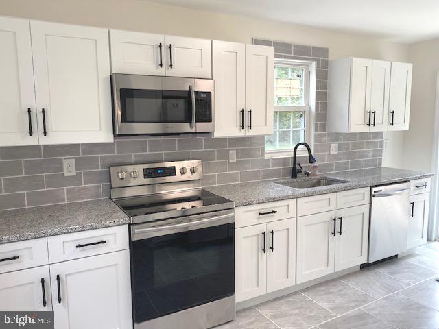 558 Kali Road, Unit A Sicklerville, NJ 08081 - Photo 8 of 37 White shaker cabinets and granite counter top