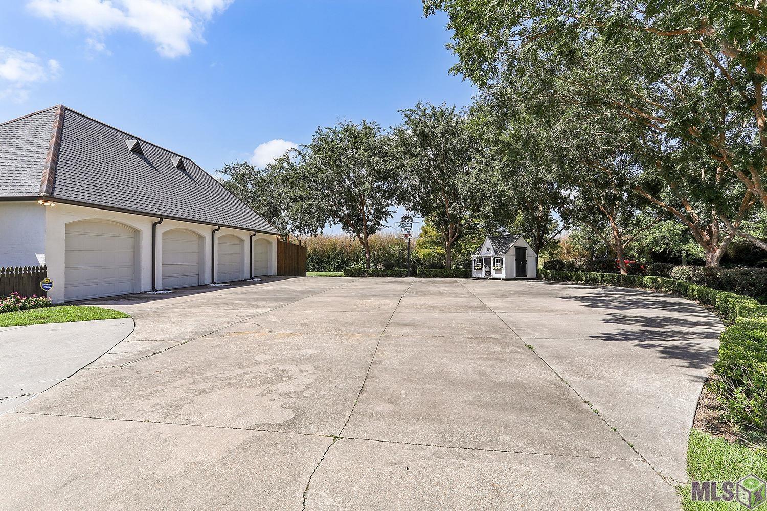 21550 Rabbit Run Drive Baton Rouge, LA 70817 - Photo 3 of 32 Driveway and garage