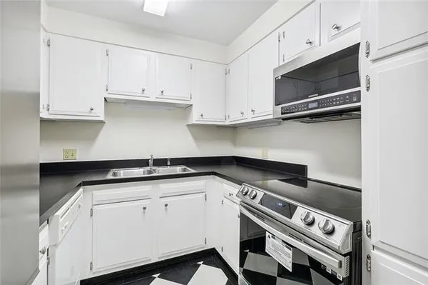 $2,100 | 2617 Chartres Street, New Orleans, LA 70117