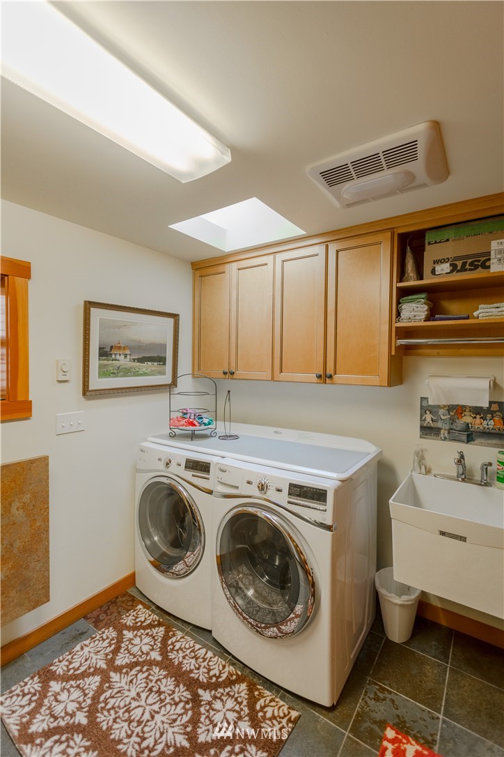 12057 Havekost Road Anacortes, WA 98221 - Photo 24 of 40 a utility room with dryer and washer