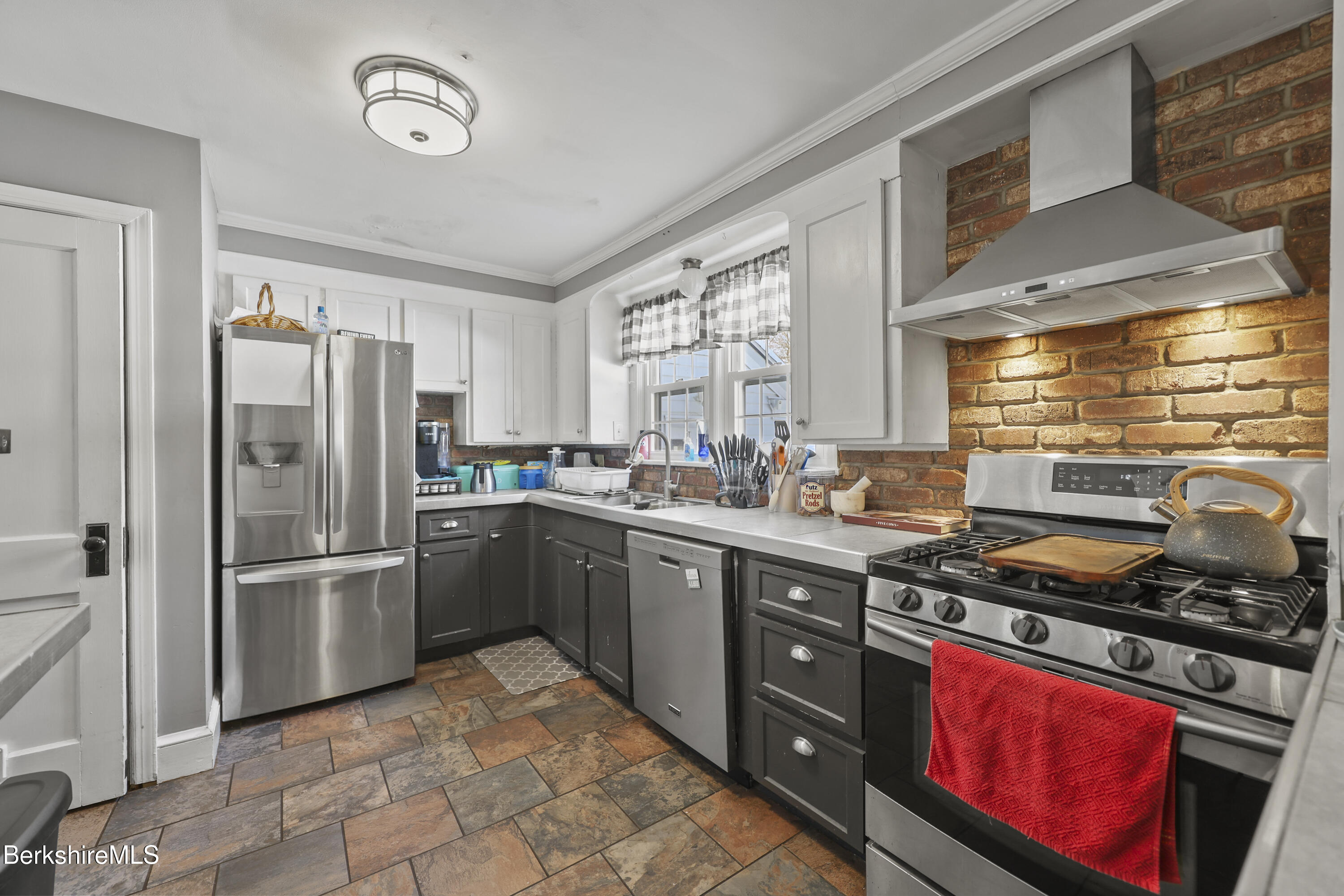 121 Elberon Avenue Pittsfield, MA 01201 - Photo 11 of 38 Kitchen