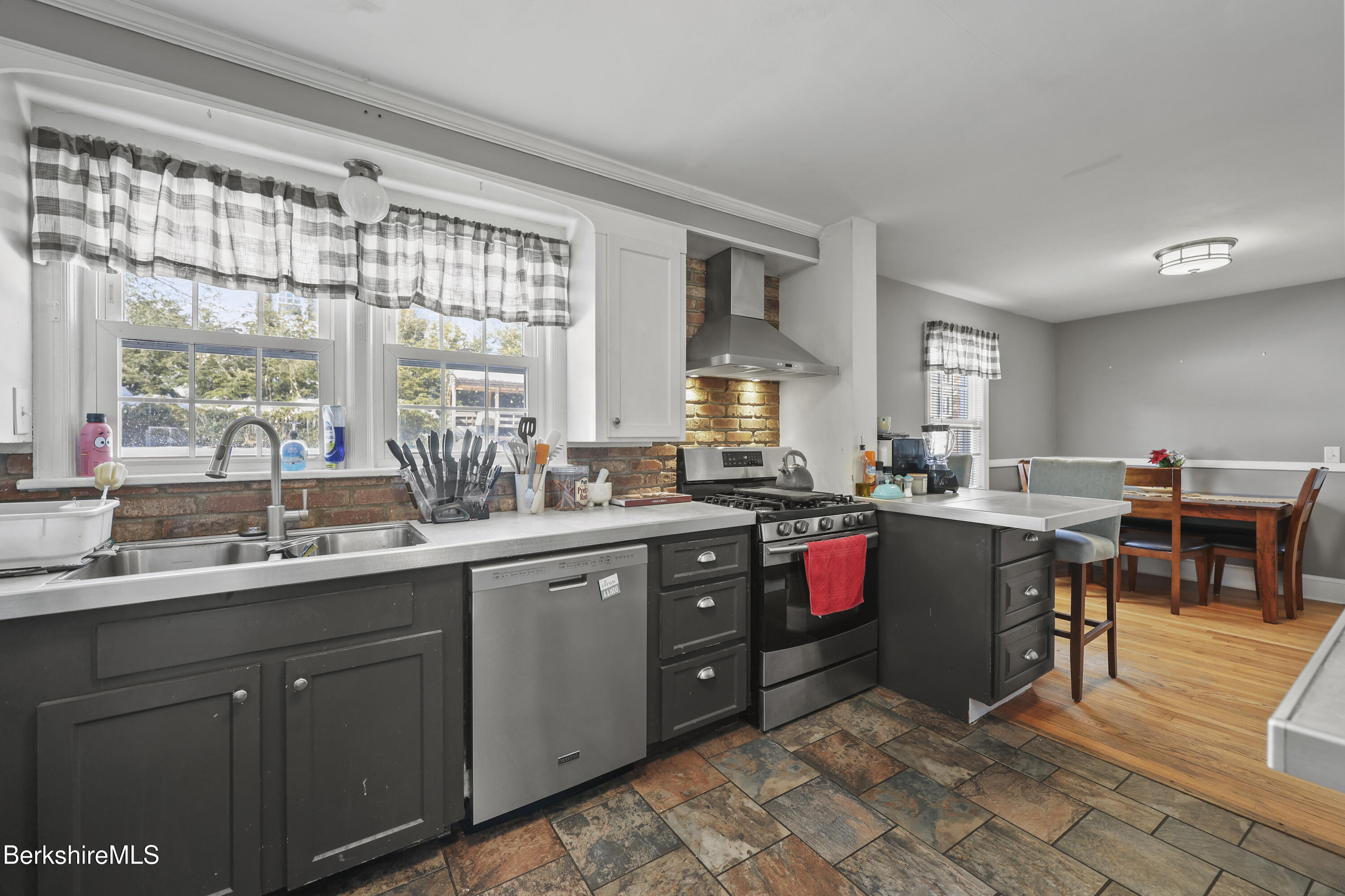 121 Elberon Avenue Pittsfield, MA 01201 - Photo 13 of 38 Kitchen