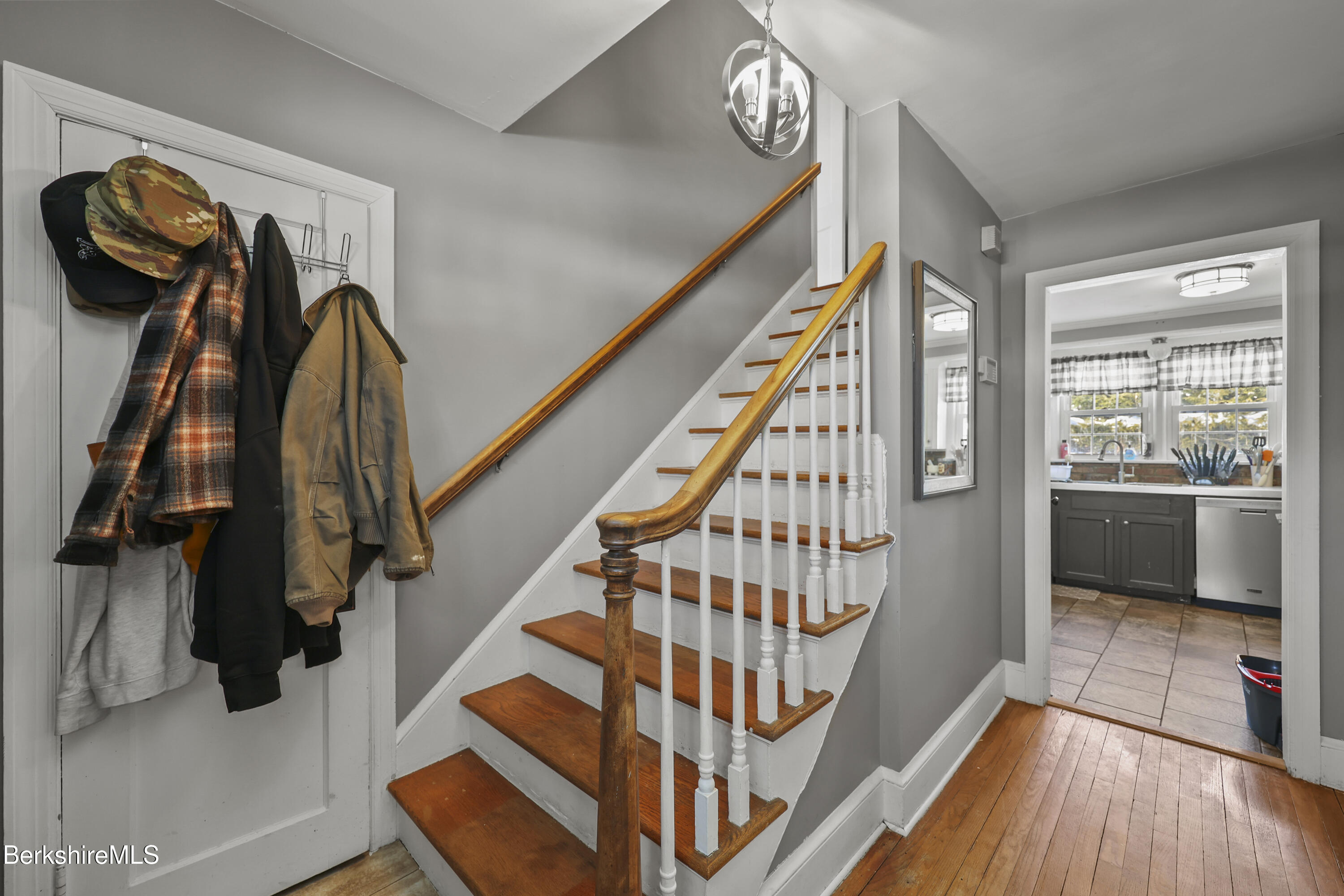 121 Elberon Avenue Pittsfield, MA 01201 - Photo 3 of 38 Foyer