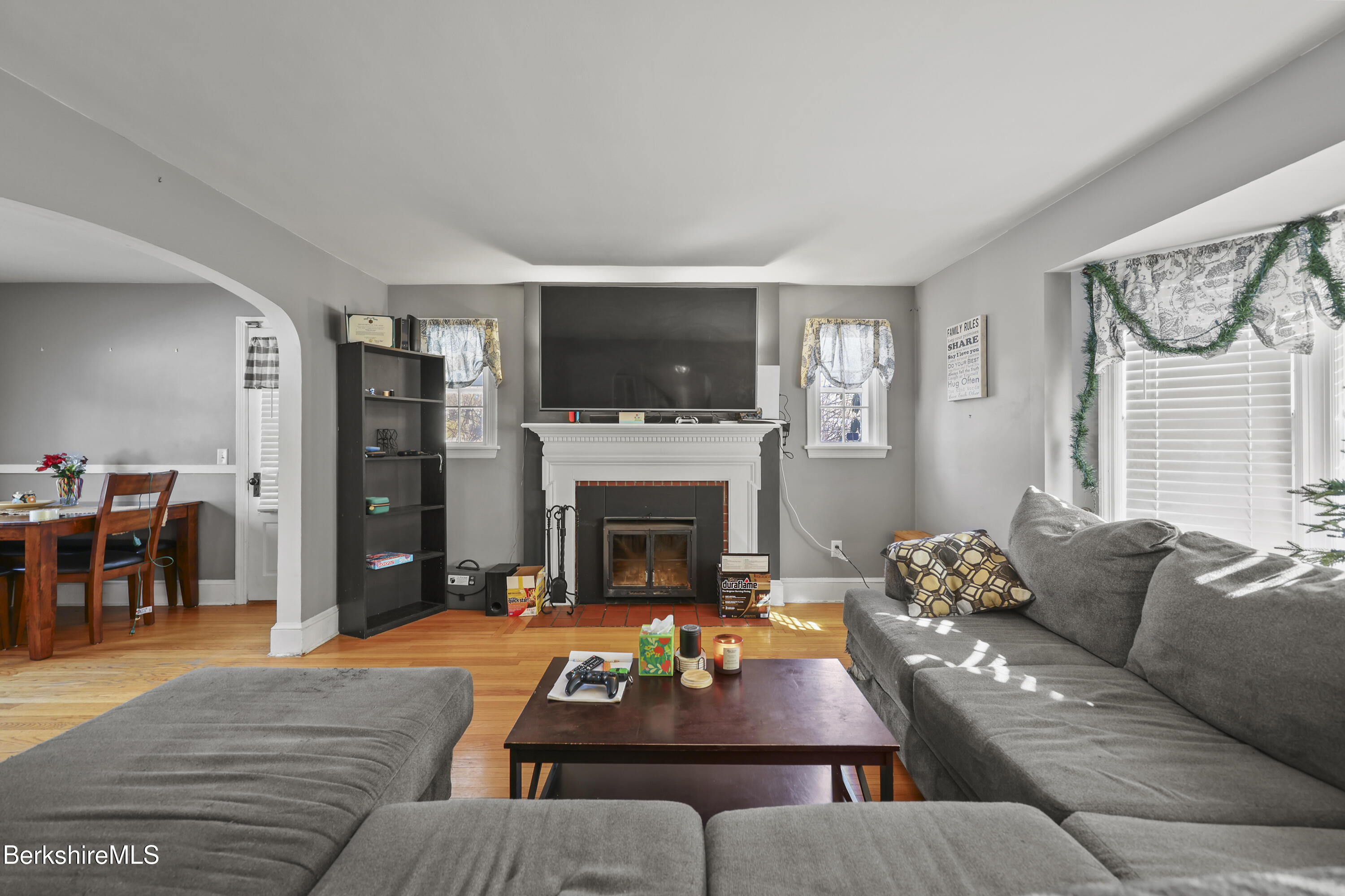 121 Elberon Avenue Pittsfield, MA 01201 - Photo 5 of 38 Living Room