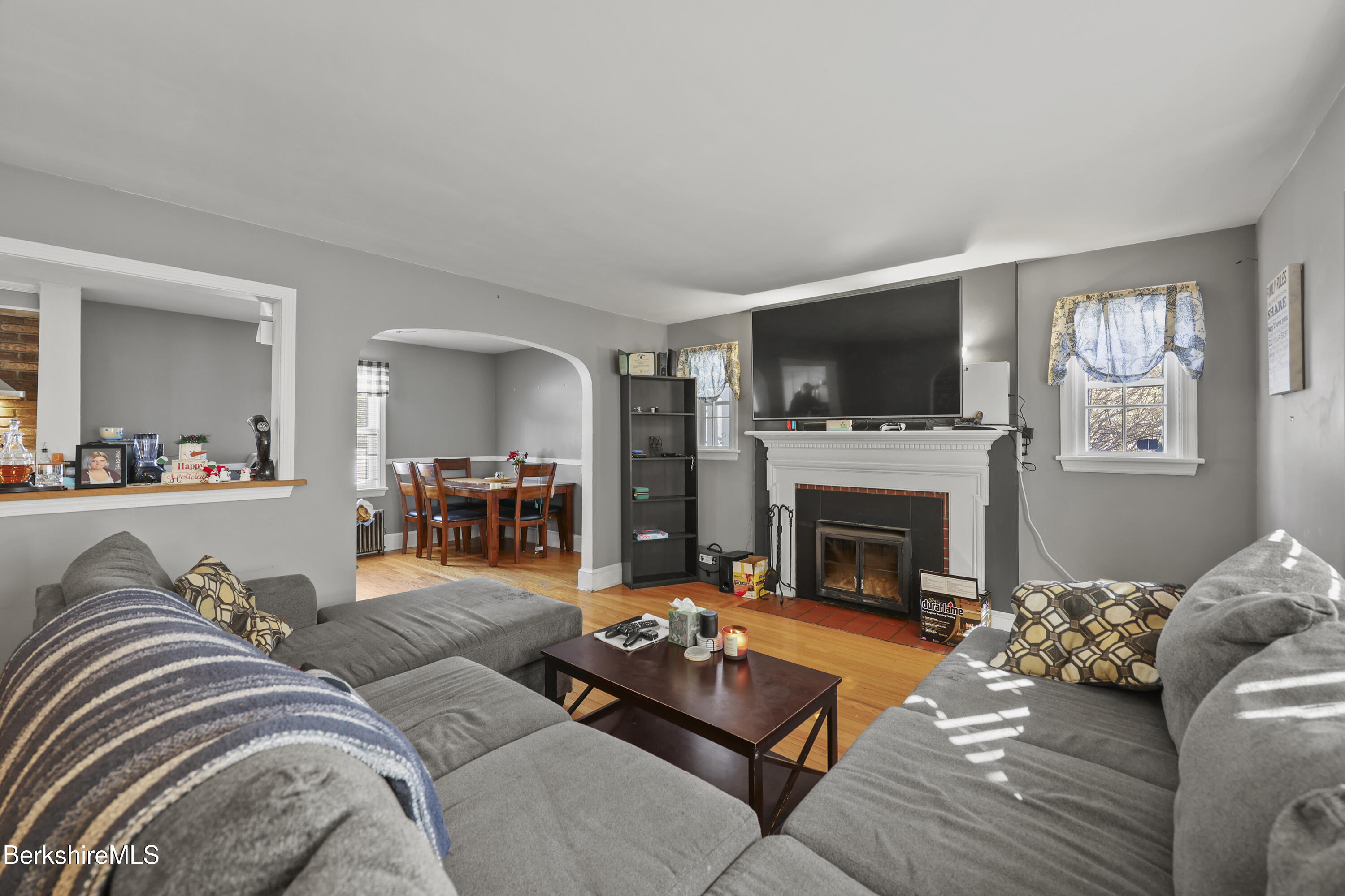 121 Elberon Avenue Pittsfield, MA 01201 - Photo 6 of 38 Living Room