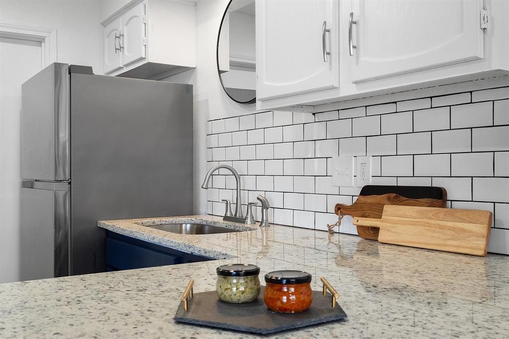 2009 Sandberg Drive, Unit 159 Austin, TX 78752 - Photo 11 of 28 Classic subway tile