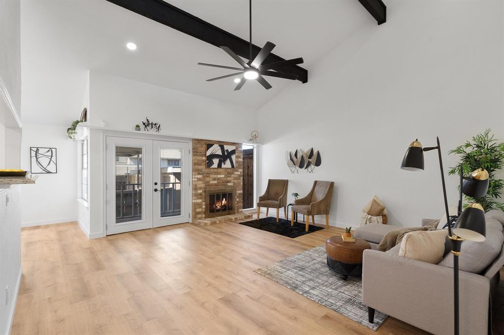 2009 Sandberg Drive, Unit 159 Austin, TX 78752 - Photo 3 of 28 Light-filled living room with soaring ceilings