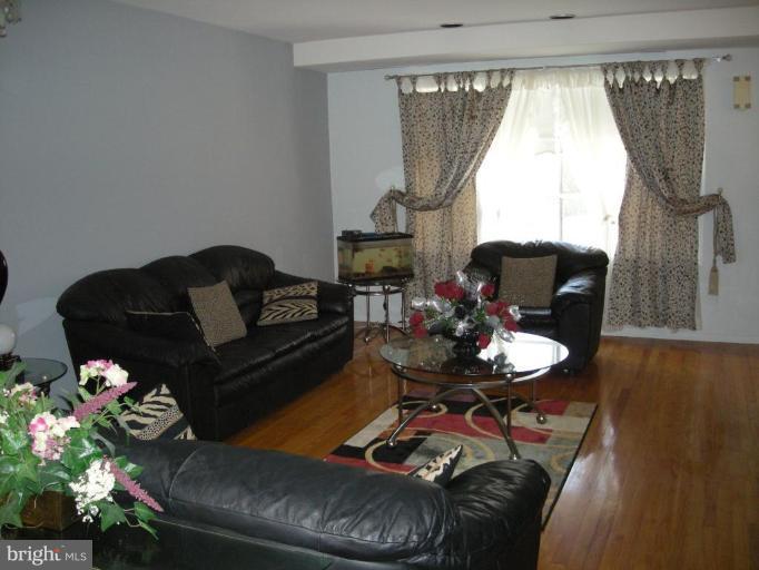 9404 Jodale Road Randallstown, MD 21133 - Photo 3 of 25 Living Room