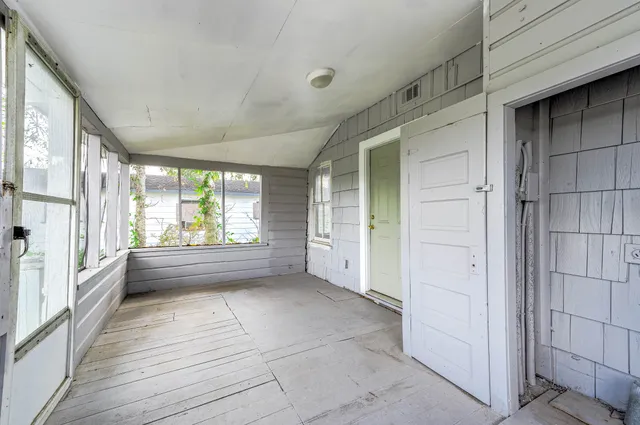 a view of livingroom with furniture