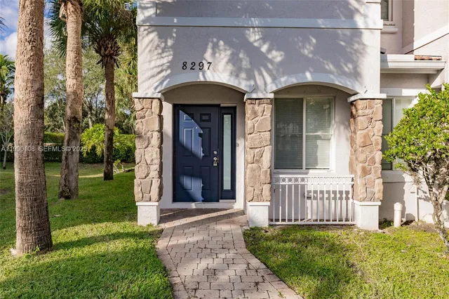 a view of a house with a yard