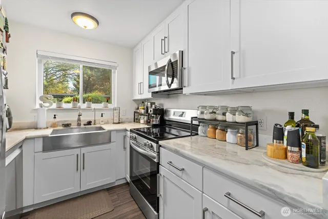 $299,999 | 13321 15th Avenue Northeast, Unit D5, Seattle, WA 98125