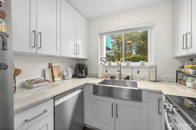 $299,999 | 13321 15th Avenue Northeast, Unit D5, Seattle, WA 98125