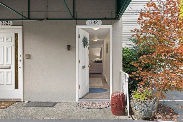 $299,999 | 13321 15th Avenue Northeast, Unit D5, Seattle, WA 98125