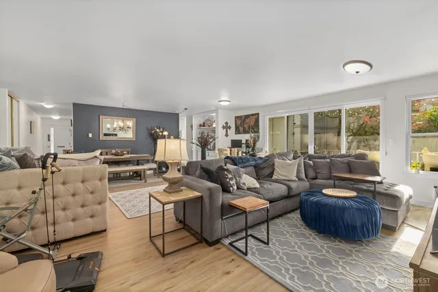 $299,999 | 13321 15th Avenue Northeast, Unit D5, Seattle, WA 98125