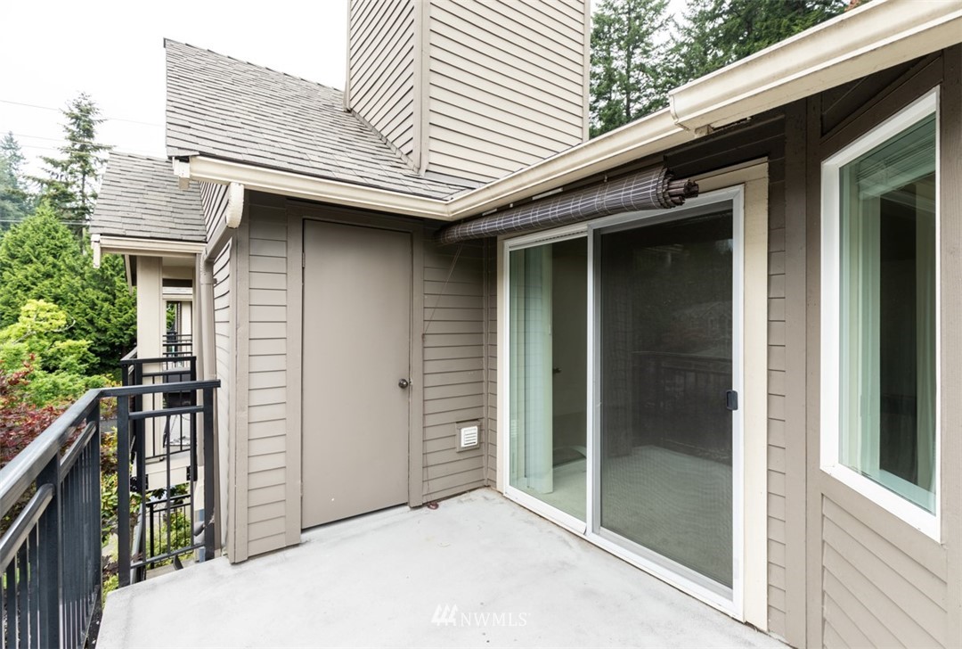 19410 Bothell Way Northeast, Unit D301 Bothell, WA 98011 - Photo 17 of 18 a backyard of a house