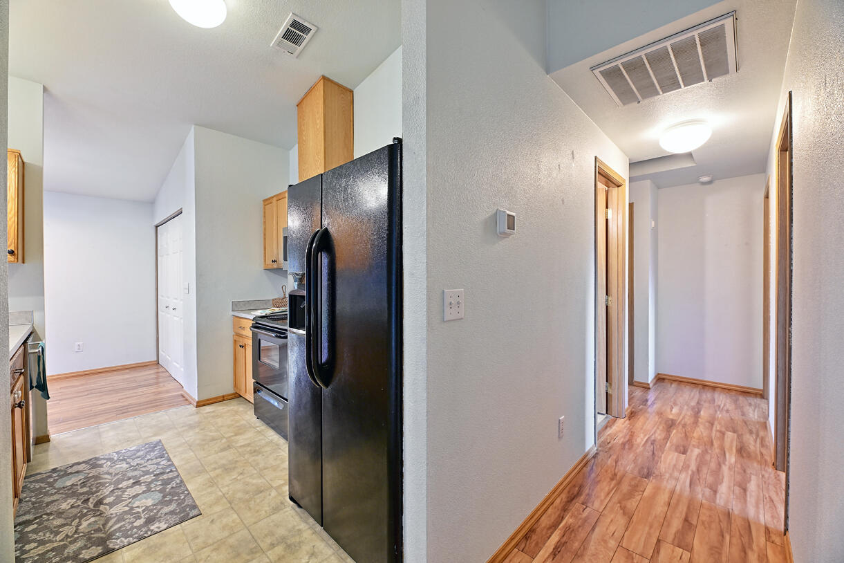 1323 Twin Rocks Drive Central Point, OR 97502 - Photo 9 of 25 Hall