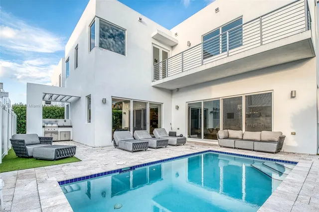 a view of entryway and hall