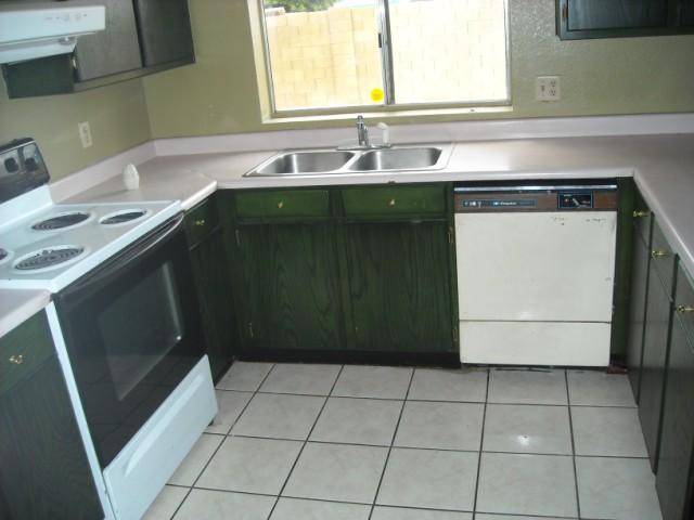 1462 East Carter Road Phoenix, AZ 85042 - Photo 14 of 26 KITCHEN